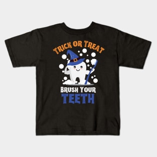 Trick or Treat Brush Your Teeth - Tooth Wearing Witch Hat Holding Toothbrush Kids T-Shirt